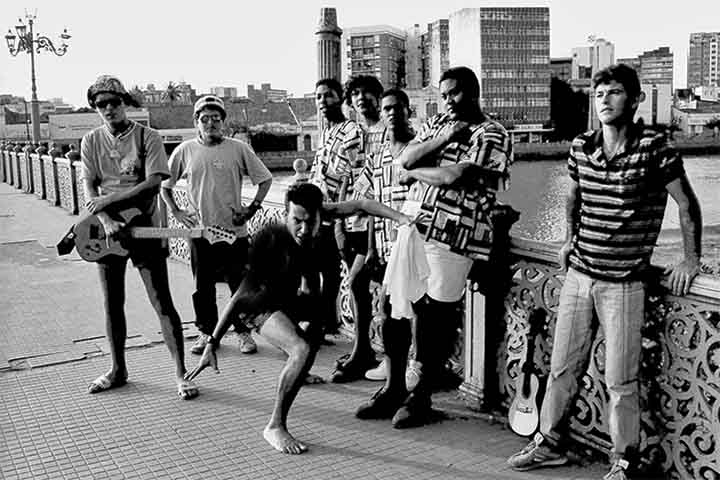 O Manguebeat surgiu em Recife num momento de estagnação cultural e econômica, e buscou injetar energia e vitalidade na cidade e combater a desigualdade social através da arte.