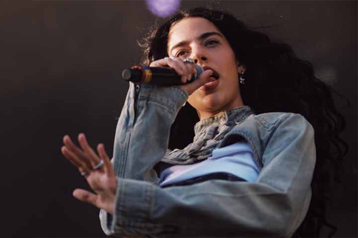 No segundo álbum, Marina se aproximou de uma sonoridade mais comercial e radiofônica, sem, porém, abrir mão de sua originalidade. já “Coisas Naturais” se mostra mais diverso musicalmente, resgatando raízes de seus primeiros trabalhos e incluindo elementos como bossa nova, pop rock, reggae e piseiro. 

