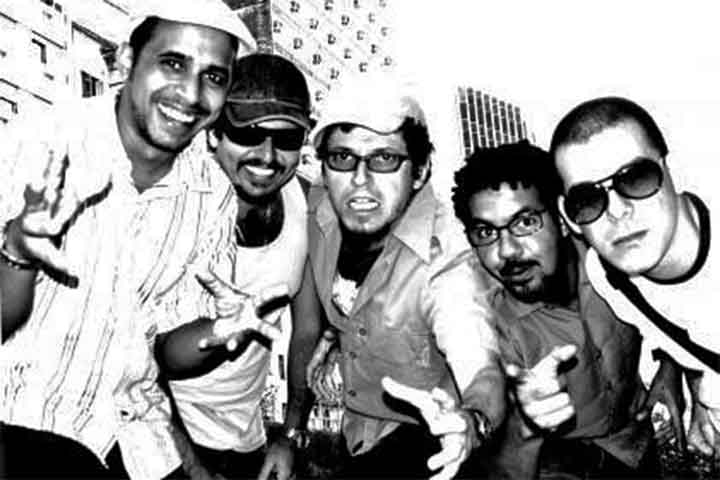 Em 1997, aos 30 anos, o líder Chico Science faleceu em um acidente de carro. Desde então, a banda é conhecida apenas por Nação Zumbi. Os vocais de Science foram substituídos pelos de Jorge Du Peixe, outro membro da banda. 