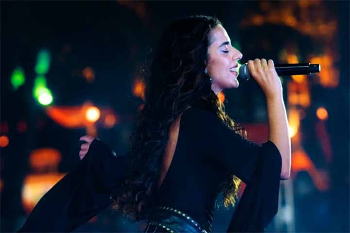 A faixa “Por Supuesto” viralizou, impulsionada pelas redes sociais, atingindo posições expressivas nas plataformas de streaming e conquistando certificações importantes. 
