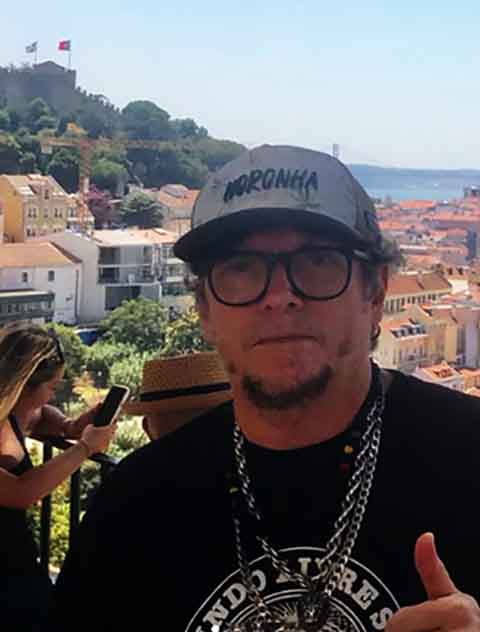 O manifesto Caranguejos com Cérebro, escrito por Fred Zero Quatro em 1992, é considerado o marco inicial do movimento ao propor a renovação da cultura pernambucana.