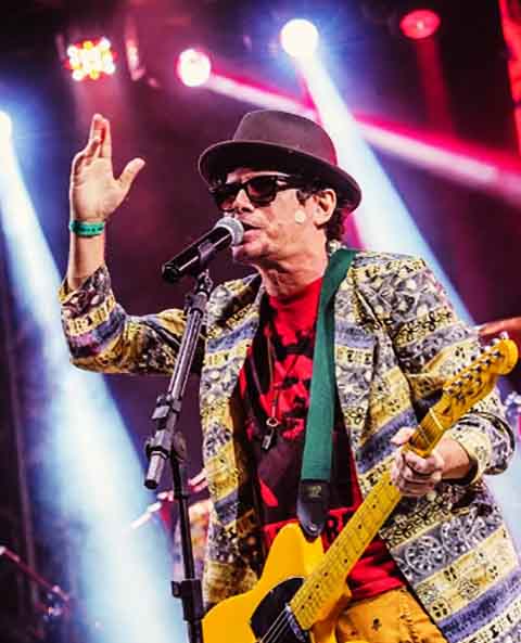 Fred 04 observou que quando a Mundo Livre S/A começou em 1984, as condições econômicas precárias e a falta de um circuito musical no Recife tornaram especialmente difícil para eles e grupos musicais semelhantes encontrarem lugares para tocar.