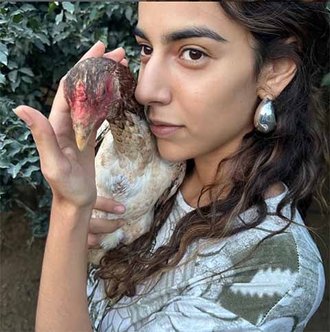 Ela compôs sua primeira canção ainda na adolescência, aos 15 anos. Aos 17, participou de uma seletiva do The Voice Brasil, mas não foi adiante no processo.
