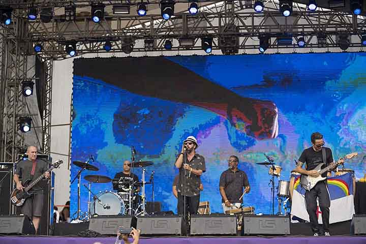 Chico, ao lado de Jorge Du Peixe, integrou vários grupos: Legião Hip Hop, Orla Orbe e Loustal, antes de encontrar e conhecer integrantes do Lamento Negro. Um bloco afro especializado em samba-reggae, em 1990, que ajudou na formação do CSNZ.