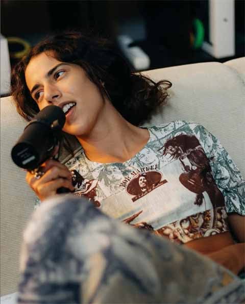 Mais tarde, já aos 18 anos, ela se mudou para a cidade de Montes Claros, também em Minas, onde se estruturou como cantora e começou a sonhar com voos maiores.
