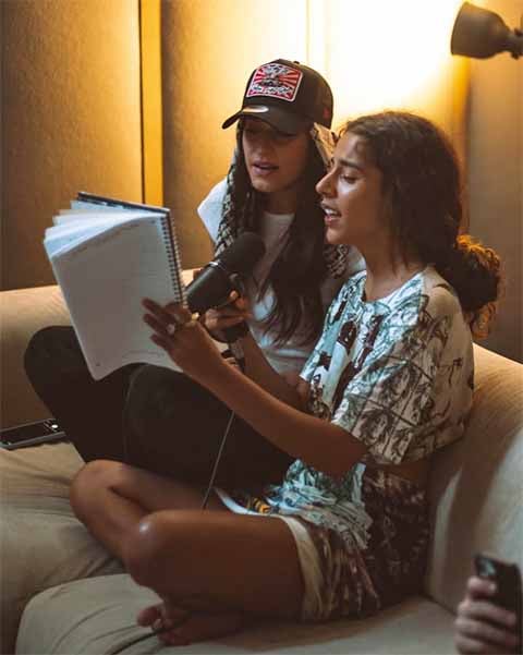 Antes de construir uma carreira solo, ela iniciou a trajetória profissional em bandas. Primeiro, integrou A Outra Banda da Lua, fundada em 2015, que se destacava pela fusão de sonoridades regionais.
