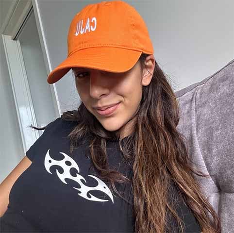 Em paralelo, participou do Rosa Neon, banda sediada em Belo Horizonte, onde experimentou uma sonoridade mais pop, lançando álbuns, singles e se apresentando em shows no Brasil e no exterior. 
