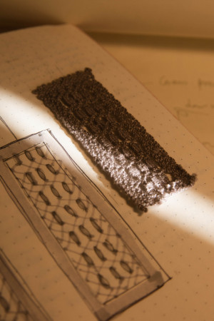 A designer Suyenne Lemos produz joias e troca conhecimentos com artesãos cearenses (Foto: Brenda Freitas/Divulgação)