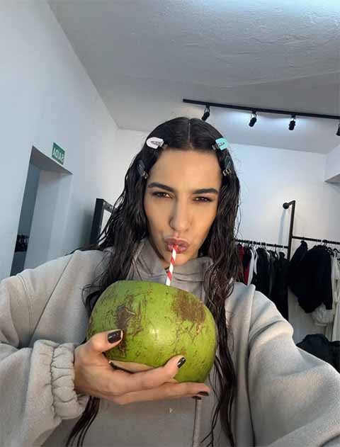 No mesmo ano, ela foi a grande vencedora do Prêmio Multishow, levando para casa prêmios como Revelação do Ano, Capa do Ano e Experimente.
