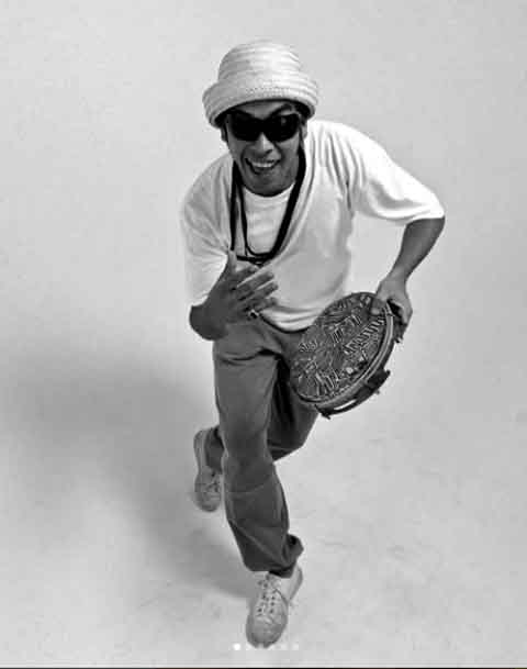 Chico Science nasceu em uma família de classe média baixa no bairro de Rio Doce, na cidade de Olinda. Suas influências vieram da música que ouvia enquanto participava de festas de baile funk quando jovem e incluía rap, hip hop, rock e soul.