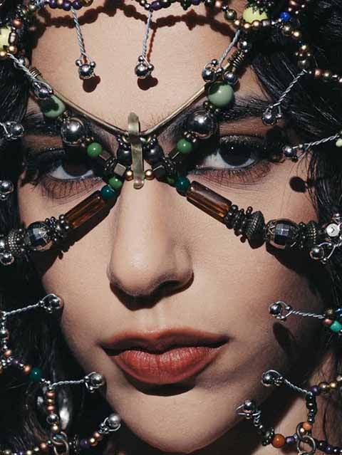 A artista mineira está atualmente na estrada com a turnê ‘Coisas Naturais”, título de seu terceiro disco de estúdio, que chegou às plataformas digitais no fim de março.
