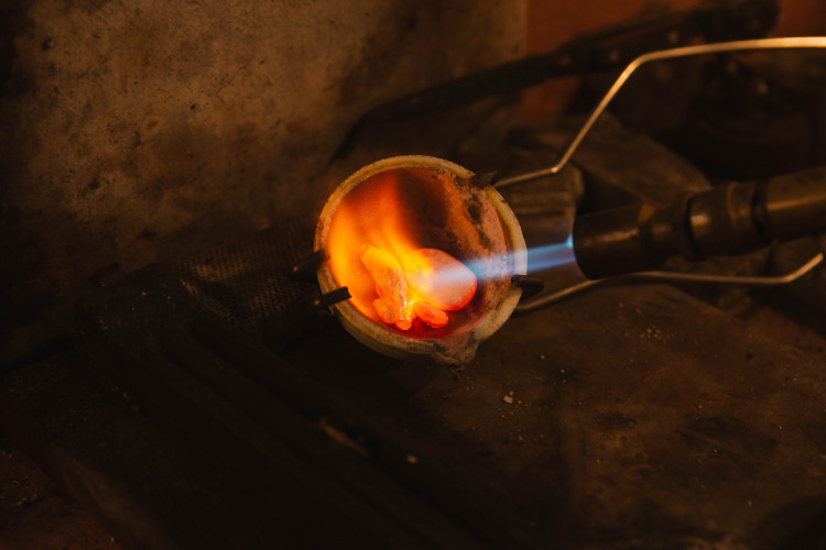 Processo de execução das joias assinadas pela designer Suyenne Lemos, da Fio(Foto: Brenda Freitas/Divulgação)