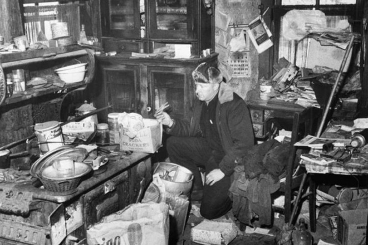 Pol&iacute;cia n&atilde;o-identificado na casa de Ed Gein, em 1957