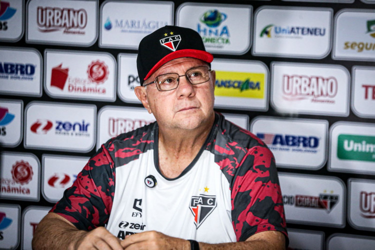 Técnico Marcelo Vilar em entrevista coletiva do Ferroviário