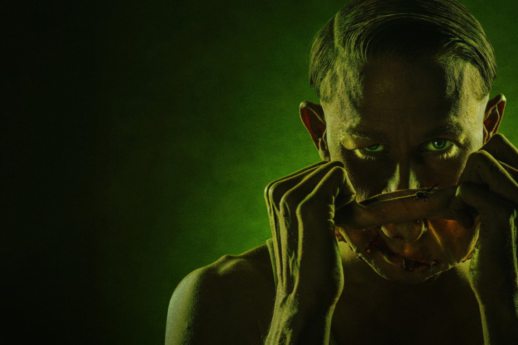 Material promocional de "Monstros: A Hist&oacute;ria de Ed Gein" faz refer&ecirc;ncia ao personagem Leatherface de O Massacre da Serra El&eacute;trica 