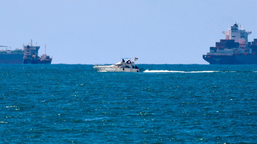 Barco da Flotilha Global Sumud interceptado por forças israelenses no mar Mediterrâneo, próximo às águas da Faixa de Gaza, é escoltado em direção ao porto de Ashdod, no sul, em 2 de outubro de 2025