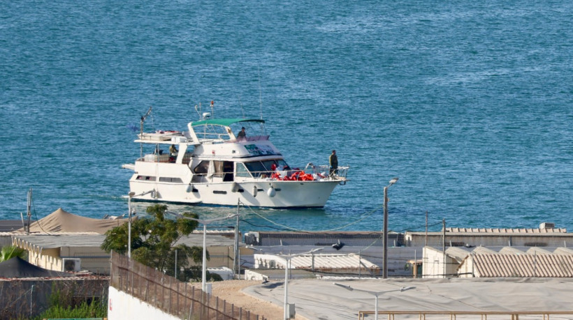 Barco da Flotilha Global Sumud, interceptado pelas forças israelenses no mar Mediterrâneo, próximo às águas da Faixa de Gaza, chega ao porto de Ashdod, no sul, em 2 de outubro de 2025