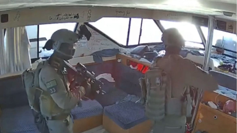 Vídeo mostra soldados fortemente armados já dentro das embarcações do grupo que tentava levar ajuda humanitária ao local do conflito 