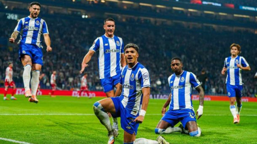 William Gomes marca de pênalti e ajuda o time português a vencer por 2 a 1. Pepê dá assistência para gol da vitória no fim