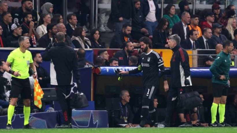 Goleiro brasileiro perderá até oito jogos, incluindo duelos contra United, Real Madrid e Manchester City