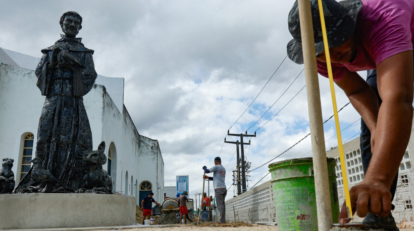 A paróquia vai contar com uma escultura de São Francisco de Assis assinada pelo artista plástico e escultor Edismar Arruda 