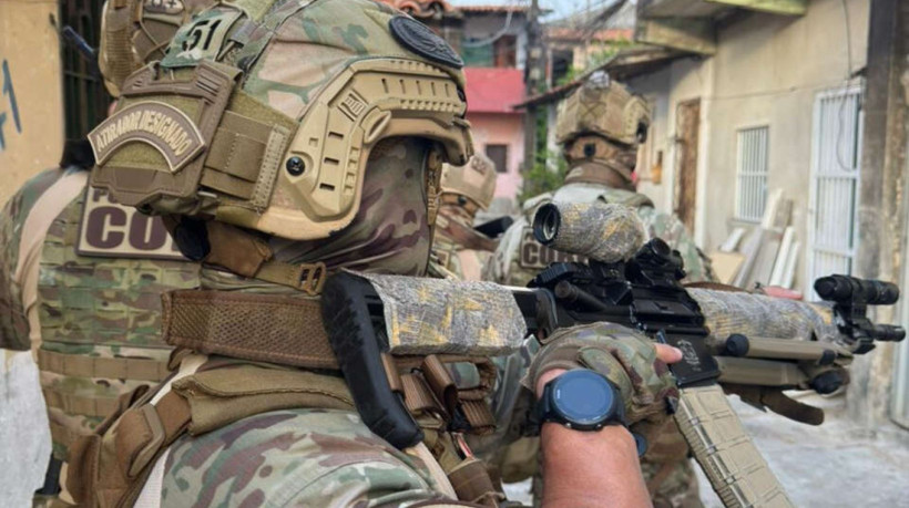 A operação da Polícia Civil do Estado do Ceará nesta quinta-feira, 2, prendeu sete homens, com apreensão de um adolescente