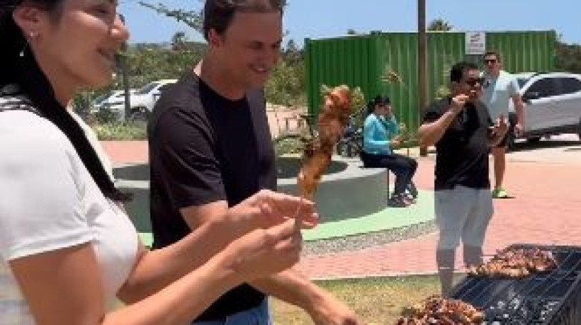 Prefeito de Aquiraz distribui espetinhos em inauguração e gera questionamentos
