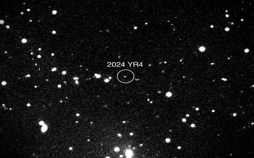 Apesar do baixo risco de impacto com a Terra (2,3%), astrônomos seguem monitorando atentamente o asteroide denominado 2024 YR4.