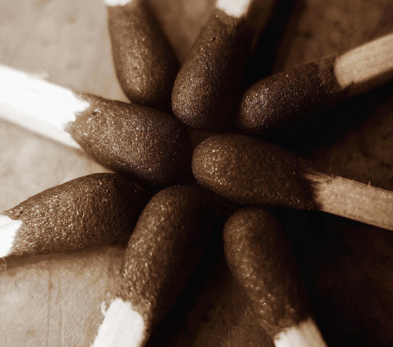 Os palitos de fósforos feitos em papelão apareceram anos mais tarde e o responsável por esta invenção foi Joshua Pusey, um conhecido advogado americano da Pensilvânia que amava fumar charutos. 