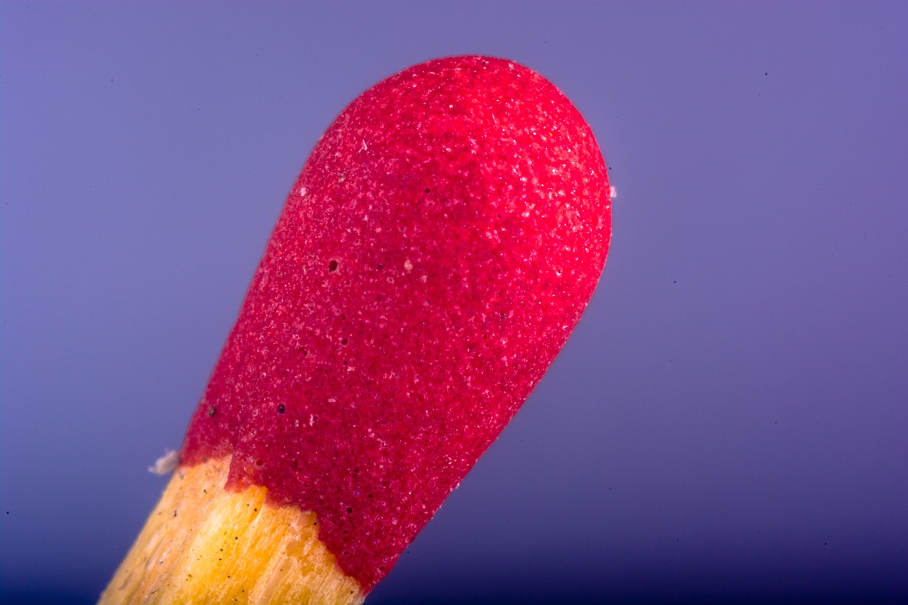 A cabeça do palito de fósforo é composta por uma mistura de substâncias químicas, como clorato de potássio, enxofre e fosfato de amônio. 