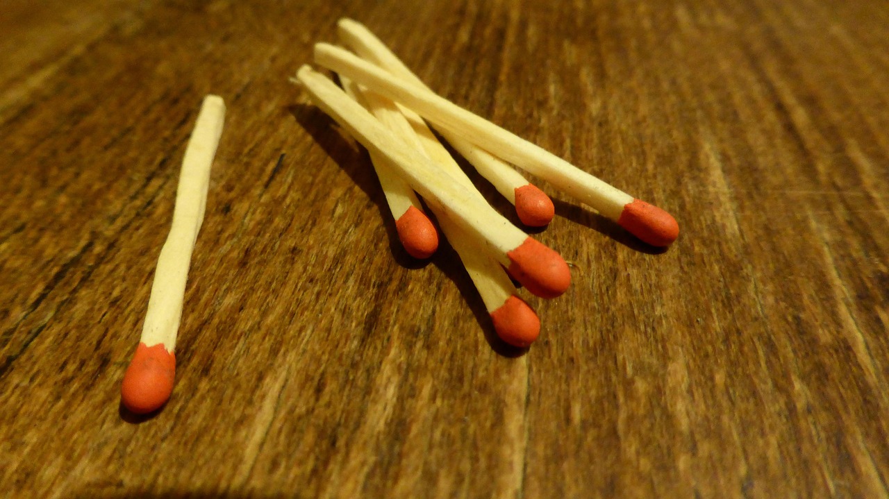 Foi nos Estados Unidos que Alonzo D. Phillips de Springfield obteve, em 1836, uma patente para “fabricar fósforos de fricção” e os chamou “locofocos”. 