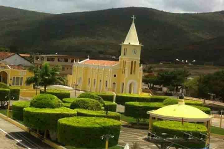 Com a aquisição dessas terras pelo latifundiário Luís Teófilo Rodrigues, foi dada continuidade ao lugarejo antes abandonado pelos exploradores pioneiros. Teófilo reformou a antiga capela de Santa Inês e construiu novas habitações, retomando assim o povoado.