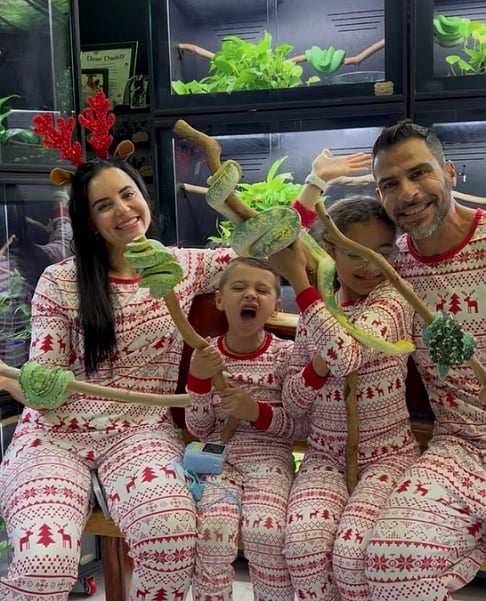 A história de um homem que vive cercado por 130 cobras em sua própria casa tem chamado a atenção na internet.