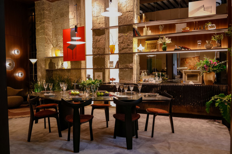 A sala de jantar nomeada Entre Ramos e Reflexos, da arquiteta Amanda Araújo Rodrigues 