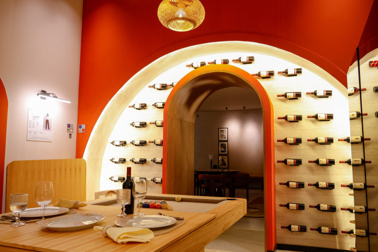 Na foto, a adega Ciclo dos Sonhos, de Joana Rezende, na CasaCor Ceará 2025