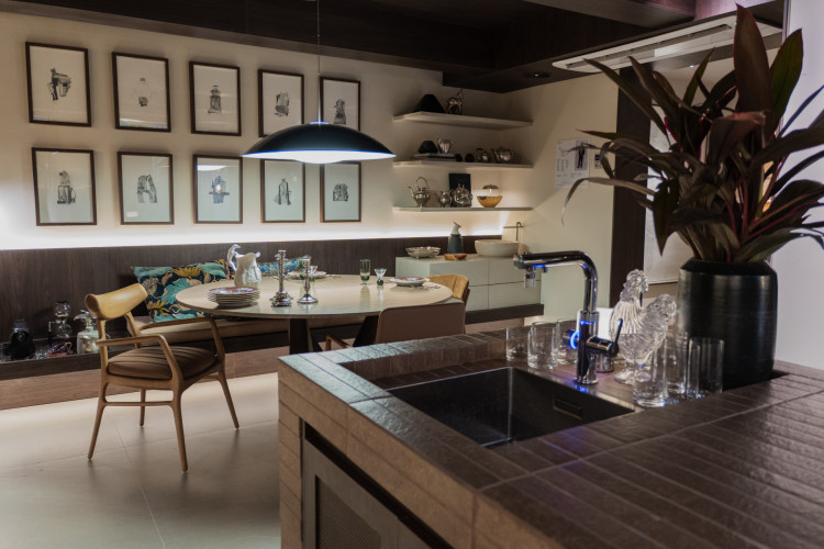 Na foto, o espaço "Receita da Casa - Deca", do arquiteto Ramiro Mendes, na CasaCor Ceará 2025