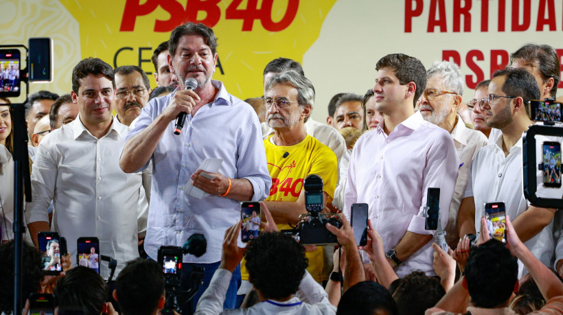 Senador Cid Gomes (PSB) participou de evento de filiação de sete prefeitos cearenses ao PSB na noite desta sexta-feira, 3