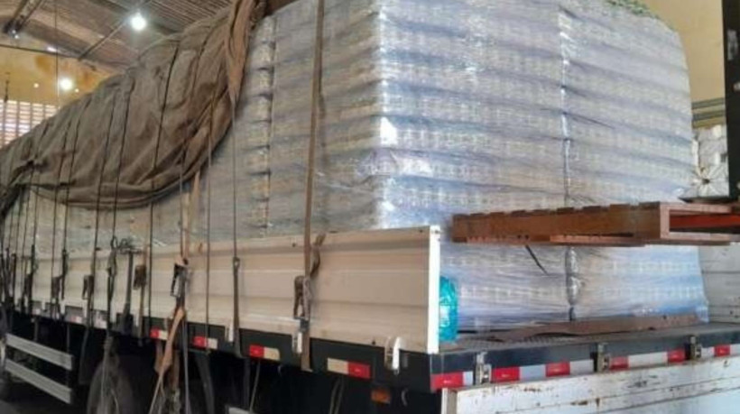 Sessenta mil garrafas de cachaça vindas de Pernambuco sem nota fiscal foram apreendidas, em Itaitinga

