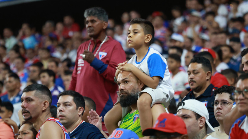 Torcida do Fortaleza presente na Arena Castelão durante o jogo contra o São Paulo pela Série A