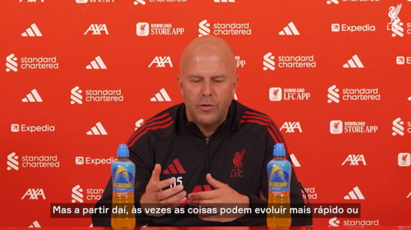 Slot revela previsão de retorno de Alisson ao Liverpool