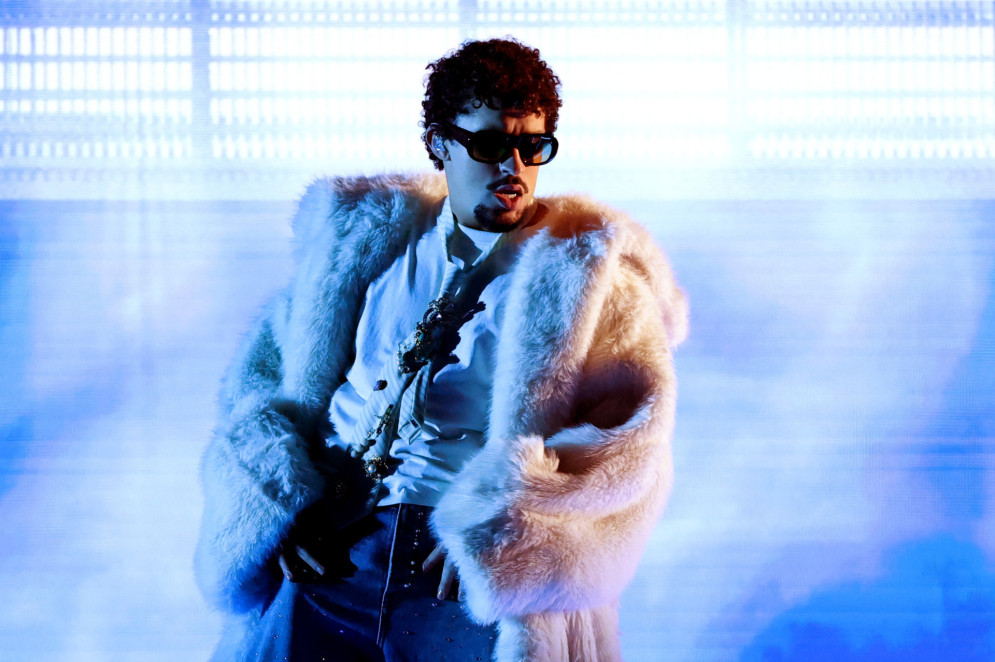 Bad Bunny em sua performance no iHeartRadio Music Awards 2025(Foto: KEVIN WINTER/AFP)