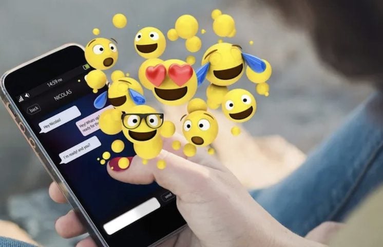 A palavra “emoji” vem do japonês, sendo a junção de “e” (imagem) e “moji” (caractere).