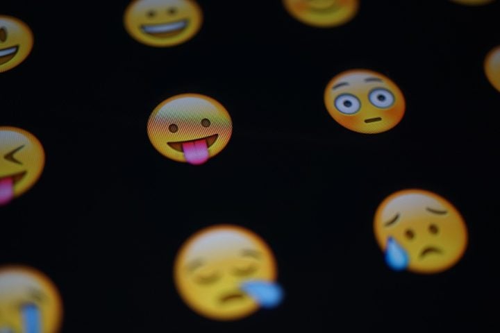 No total, 27% dos entrevistados já se sentiram ofendidos por um emoji em mensagens de trabalho, enquanto 65% evitam usá-los por medo de má interpretação.