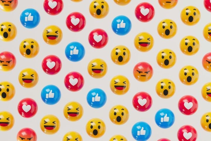 Os emojis têm uma história relativamente recente, mas que transformou profundamente a forma como as pessoas se comunicam digitalmente.