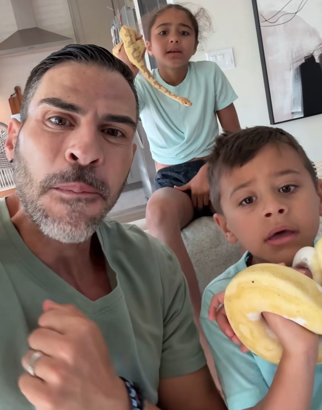 Esse gesto reacendeu seu entusiasmo, e a família gradualmente retomou a criação de serpentes. 