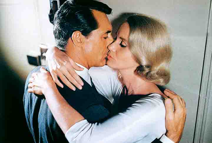 Em “Intriga Internacional”, um clássico do suspense, ela contracenou com Cary Grant, importante nome da chamada Era de Ouro do cinema de Hollywood. 
