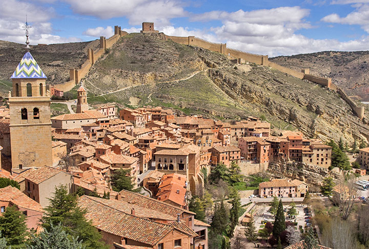 ALBARRACÍN - Fica em Terruel, na Espanha. Possui um sistema de defesa constituído por três castelo - o principal, o do Andador e o de Doña Blanca - além de dois espaços com imponentes paredões que cercam este município,banhado pelo rio Guadalaviar. 