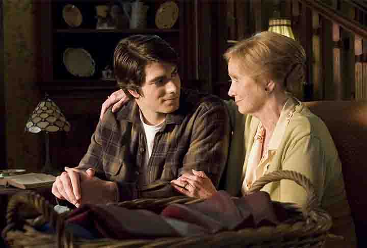 Na trama do personagem da DC Comics, Marie Saint encarnou Martha Kent, mãe adotiva do Superman (Clark Kent). 
