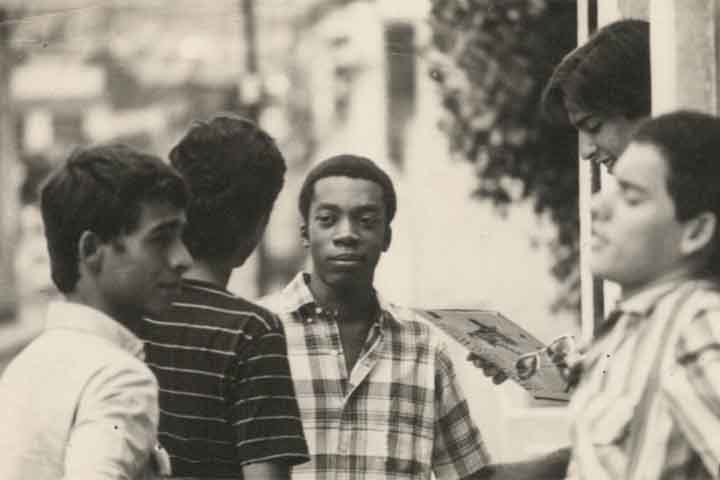 Carioca de nascimento e mineiro de coração (criado em Três Pontas), tornou-se conhecido nacionalmente com a composição Travessia, parceria com Fernando Brant, que ocupou a segunda posição na edição de 1967 do Festival Internacional da Canção.