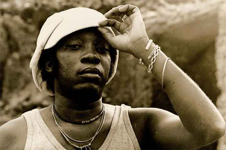 Gravou a primeira canção, Barulho de Trem, em 1962. Em Três Pontas, integrava, ao lado de Wagner Tiso, o grupo W's Boys, que tocava em bailes. Na cidade de Belo Horizonte, começou a compor e surgiram Novena e Gira Girou (1964), ambas com Márcio Borges.